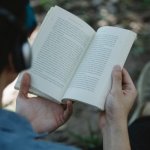 Slow travel w praktyce: książka w parku zamiast gonitwy po atrakcjach