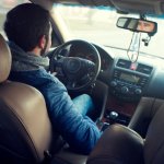 Zatrzymaj się dla ciała: 5‑minutowe rozciąganie, które uratuje plecy w długiej trasie autem lub autobusem