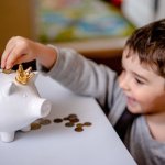 Od skarbonki do budżetu: Codzienne nawyki, które uczą dzieci odpowiedzialności finansowej