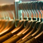 Gdzie schować sezonowe ubrania, gdy szafa pęka w szwach? Domowe patenty, które naprawdę działają