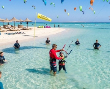 Dlaczego Egipt to jeden z najlepszych kierunków na kitesurfing dla początkujących?
