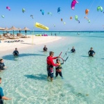 Dlaczego Egipt to jeden z najlepszych kierunków na kitesurfing dla początkujących?