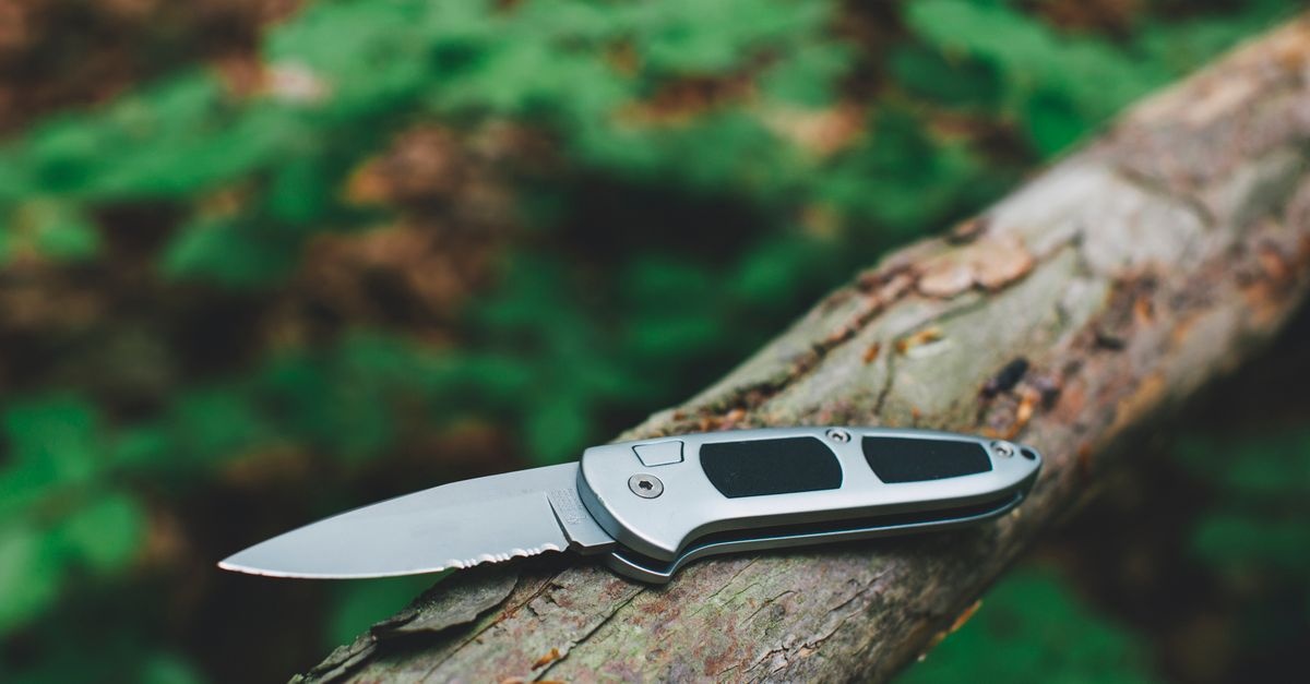Sztuka przetrwania: Jak wybrać idealny nóż do bushcraftu i survivalu