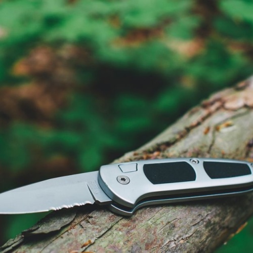 Sztuka przetrwania: Jak wybrać idealny nóż do bushcraftu i survivalu
