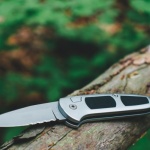 Sztuka przetrwania: Jak wybrać idealny nóż do bushcraftu i survivalu